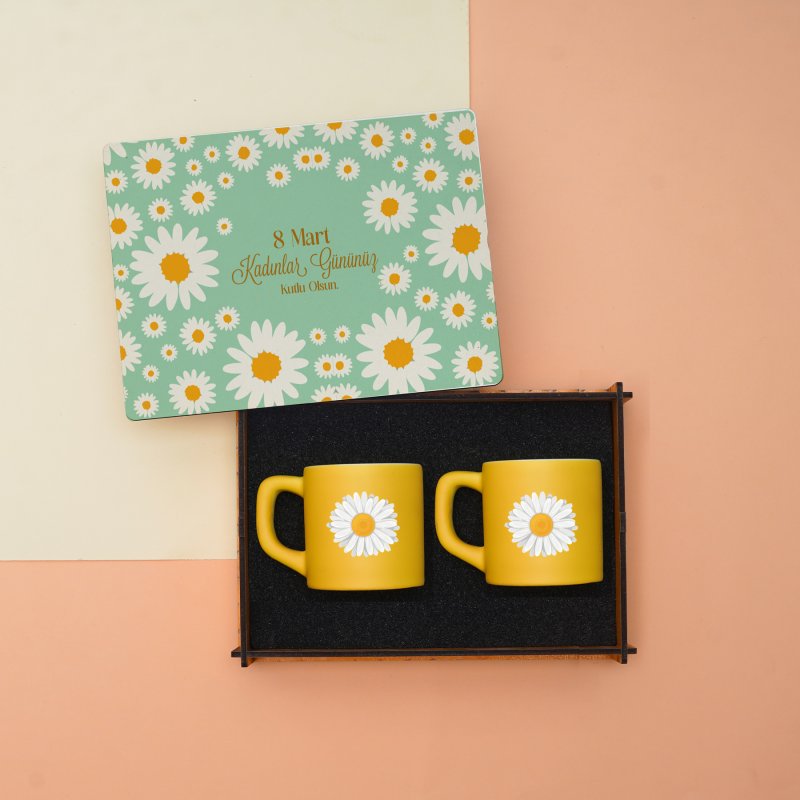 Kadınlar Günü Hediye Seti – Ahşap Kutu ve 2’li Türk Kahvesi Fincanı (100 ml)